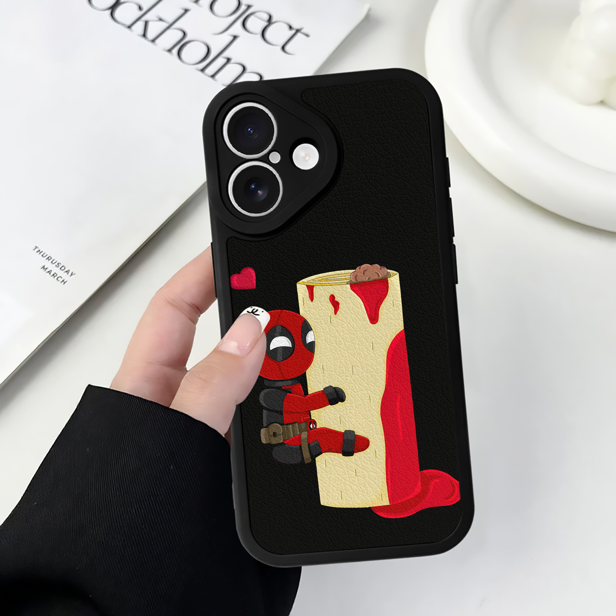 （画像用） Deadpool デッドプール 【iPhone 16シリーズ対応】シリコンスマホケース（レザー調） 材質：シリコン